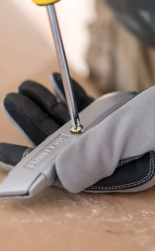 Nóż 99E metalowy, ostrze trapezowe chowane, trwały i wygodny do precyzyjnego cięcia | 2-10-099