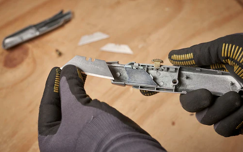 Nóż 99E metalowy, ostrze trapezowe chowane, trwały i wygodny do precyzyjnego cięcia | 2-10-099