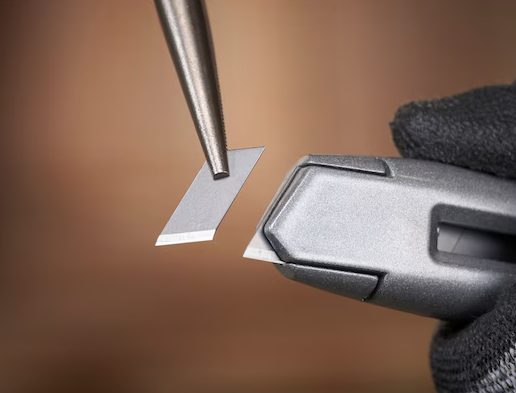 Nożyk INTERLOCK 18mm z wymiennym ostrzem do precyzyjnego cięcia papieru i folii | 4-10-018