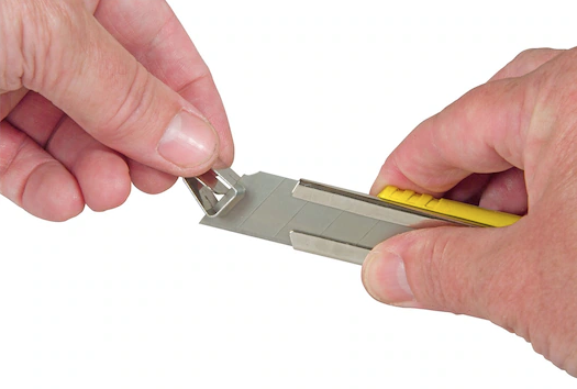 Nóż 18mm FatMax metalowy z ostrzem do cięcia kartonu, folii i tapet | 0-10-421