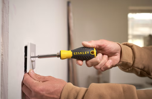 Wkrętak wielofunkcyjny z 3 grotami i 6 końcówkami do różnego rodzaju śrub | 0-68-012