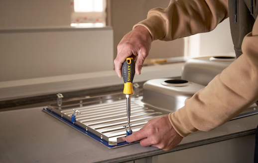 Wkrętak wielofunkcyjny z 3 grotami i 6 końcówkami do różnego rodzaju śrub | 0-68-012