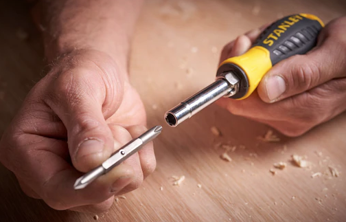 Wkrętak wielofunkcyjny z 3 grotami i 6 końcówkami do różnego rodzaju śrub | 0-68-012