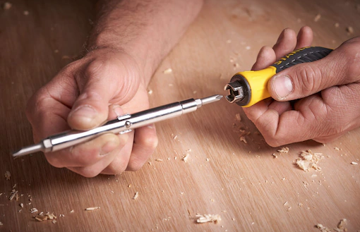 Wkrętak wielofunkcyjny z 3 grotami i 6 końcówkami do różnego rodzaju śrub | 0-68-012