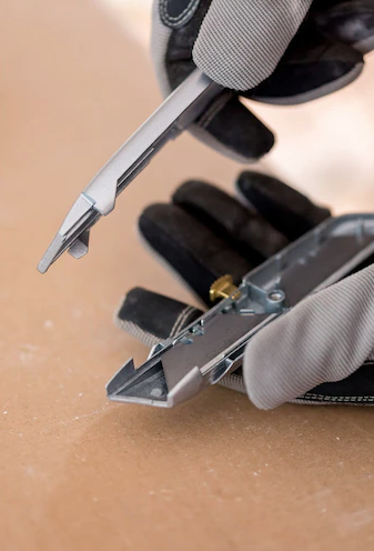 Nóż 99E metalowy luzem z chowanym ostrzem do precyzyjnego cięcia różnych materiałów | 1-10-099