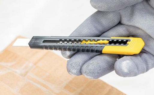 Nóż 9 mm łamany w obudowie ABS do precyzyjnego cięcia papieru i folii  | 0-10-150