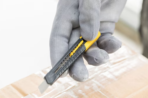 Nóż 9 mm łamany w obudowie ABS do precyzyjnego cięcia papieru i folii  | 0-10-150