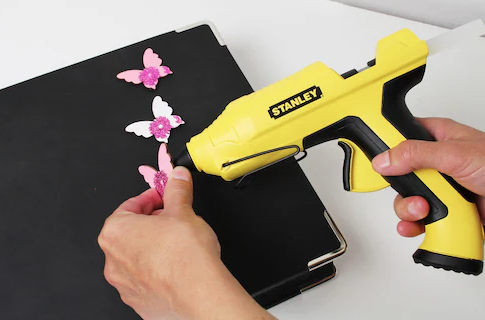 Pistolet do kleju 120W 210°C – szybkie i wygodne narzędzie do precyzyjnego klejenia | STHT6-70417