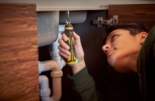 Wkrętak akumulatorowy 4V z ładowarką i zestawem bitów – wygodne narzędzie do montażu | FMHT66719-0