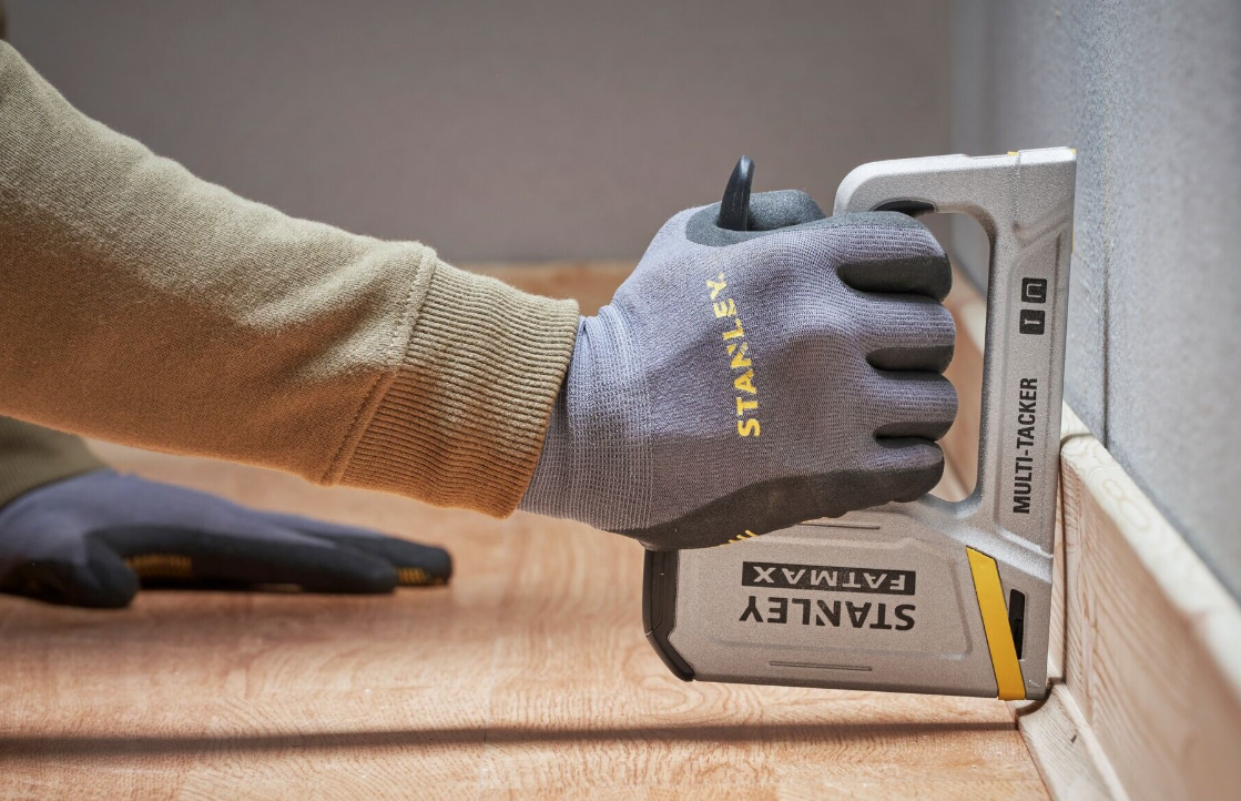 Zszywacz FatMax LD – solidne i wygodne narzędzie do tapicerki, drewna i prac warsztatowych | FMHT70443-0