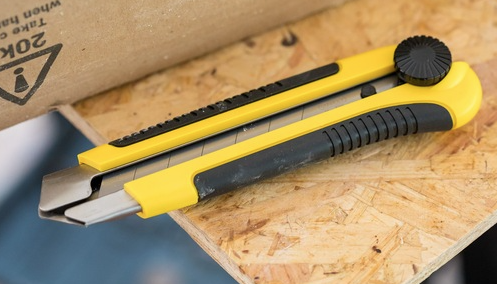 Nóż z ostrzem łamanym 25 mm z metalowym uchwytem – trwałe i precyzyjne narzędzie tnące | 0-10-425