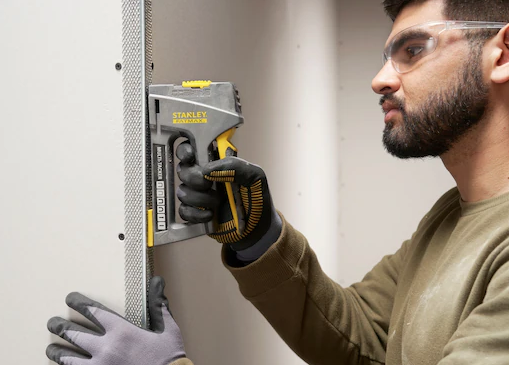 Zszywacz elektryczny Stanley FatMax 6 w 1 do szybkiego i wygodnego zszywania różnych materiałów | FMHT6-70868