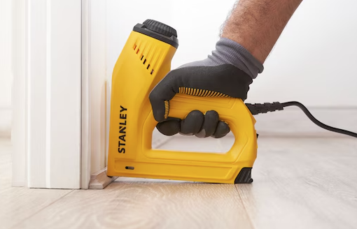 Zszywacz elektryczny Stanley HD ułatwiający szybkie i precyzyjne mocowanie materiałów | 6-TRE550