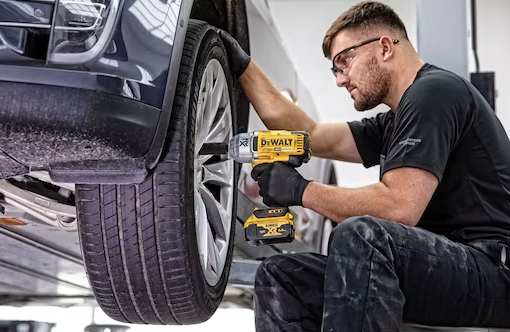 Klucz udarowy DeWALT 18V 1/2" 950Nm, mocny i wydajny do odkręcania śrub w warsztacie | DCF899N-XJ
