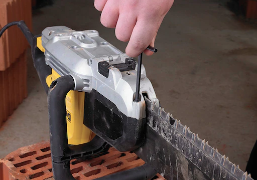 Pilarka DeWALT ALLIGATOR 430 mm porot. kl. 20, precyzyjna i wydajna do cięcia drewna i materiałów drewnopochodnych | DWE398-QS