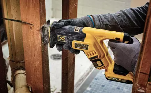 Piła szablasta 18V akumulatorowa z - do cięcia drewna, metalu i prac remontowych | DCS367NT-XJ