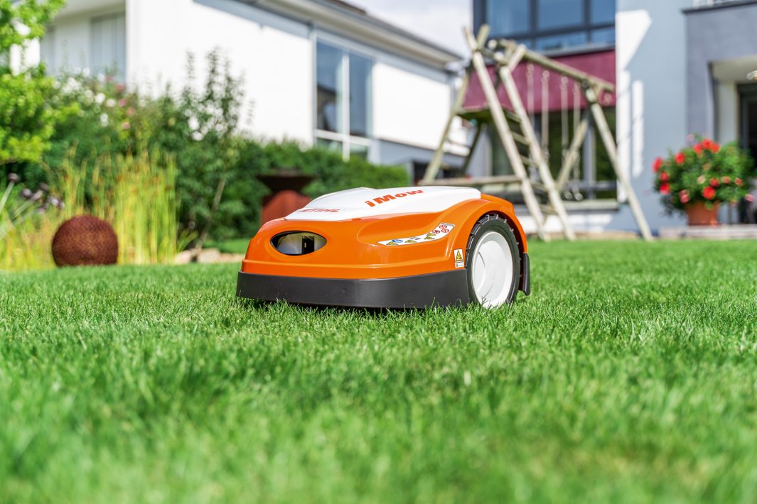 Inteligentny robot koszący z funkcją mulczowania do małych trawników 800m² RMI 422 | 6301-012-1403