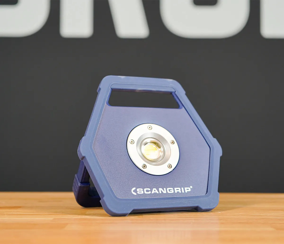 Lampa robocza SCANGRIP MINI MAX akumulatorowa 900 lumenów do mobilnego oświetlenia | 49.0530